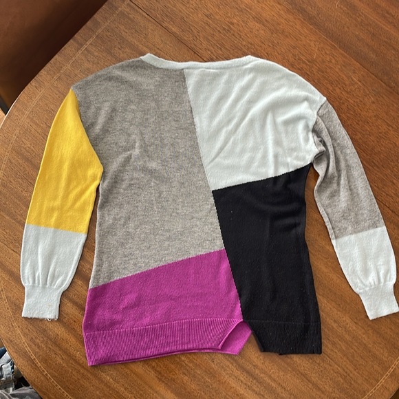 Color block pullover. - Picture 2 of 5